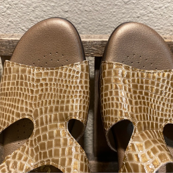 SAS Suntimer Beige Croc Sandels 9M, Adjustable Strap, Contoured Footbed Sandal - Picture 3 of 15